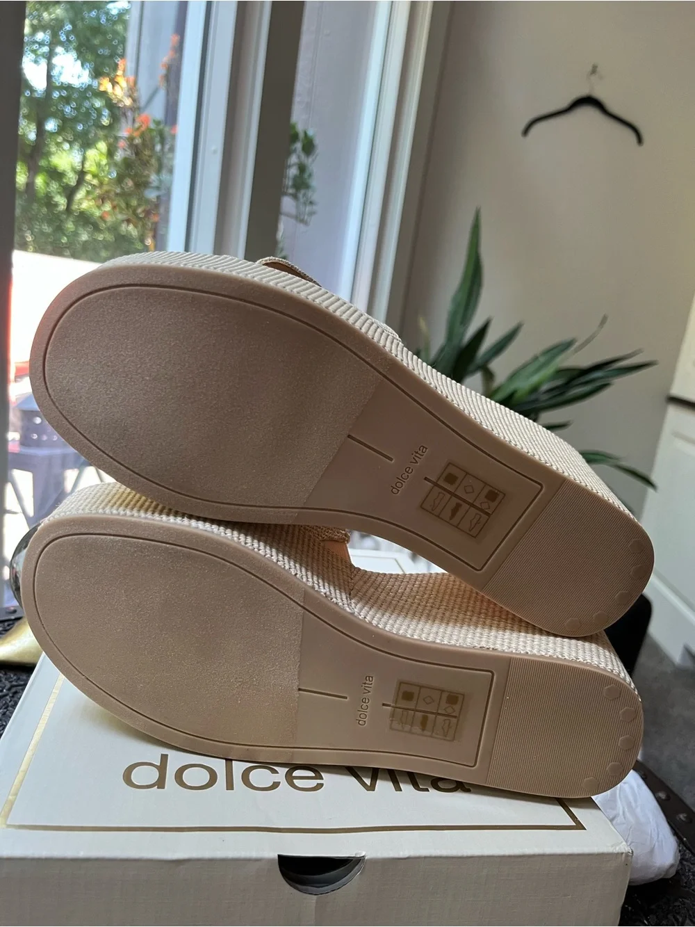 DOLCE VITA JILLIAN WEDGE SANDALS LT NATURAL RAFFIA 9